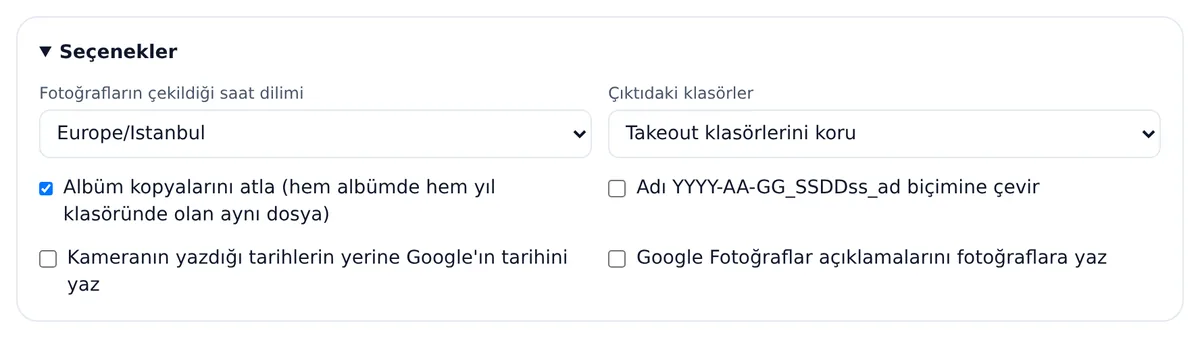 Seçenekler paneli: saat dilimi menüsü, klasör düzeni menüsü (Takeout klasörlerini koru) ve albüm kopyalarını atlama, tarihe göre yeniden adlandırma, kamera tarihlerini değiştirme ve açıklama yazma onay kutuları.